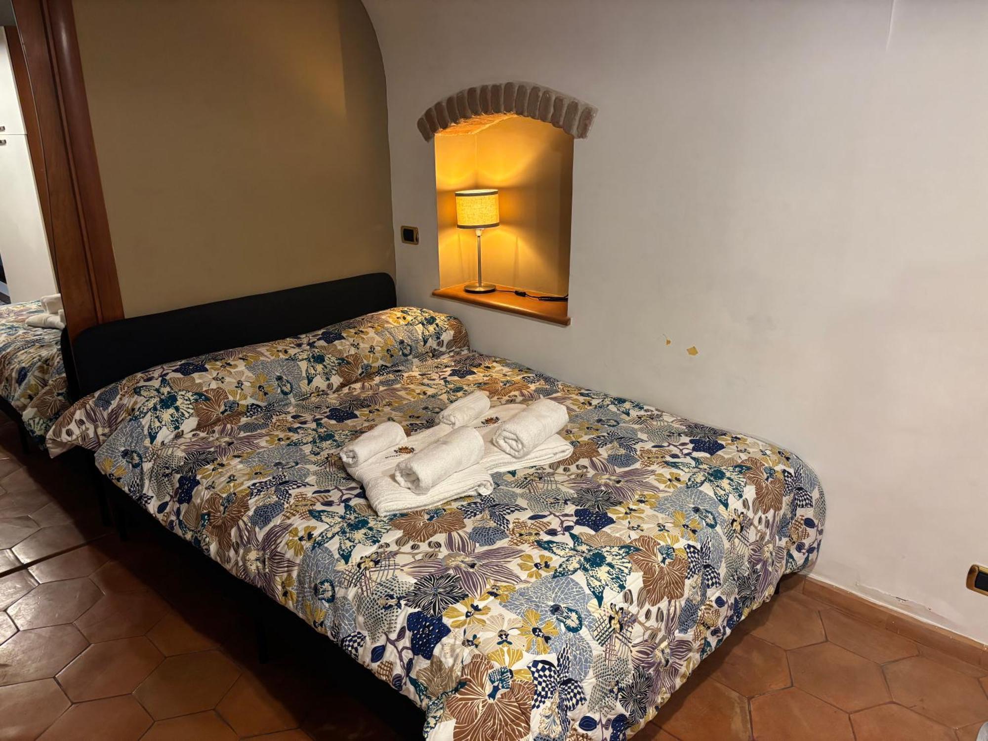 Boutique Home Tarsia- A 2 Minuti Da Piazza Dante E Metro Montesanto Naples Exterior photo